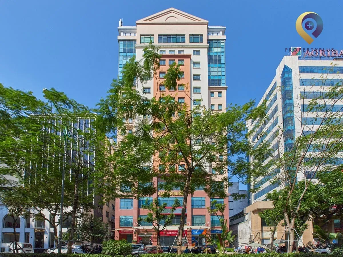 Toàn cảnh tòa nhà Harec Building tại Đống Đa, Hà Nội với không gian xanh phía trước.